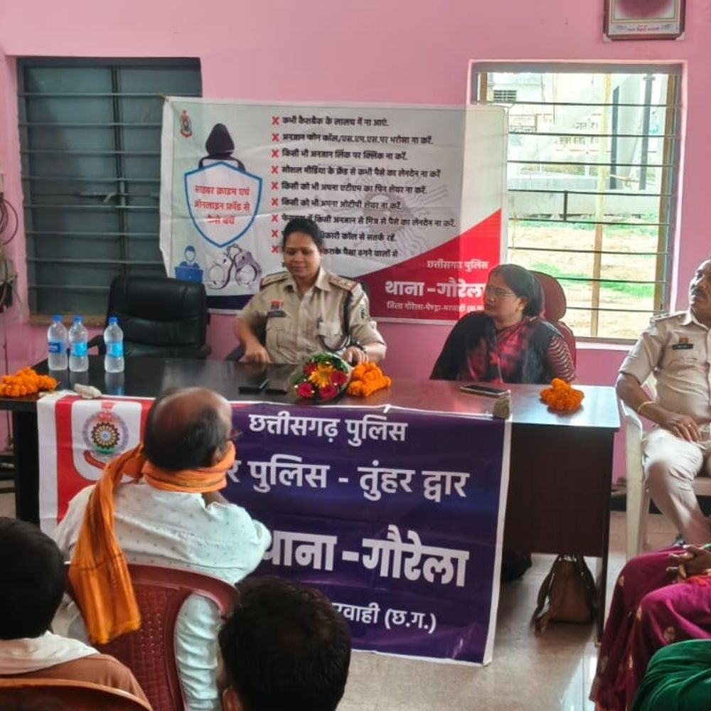 गौरेला-पेंड्रा-मरवाही के गांगपुर में पुलिस ने लगाया चलित थाना:ग्रामीणों को साइबर क्राइम, यातायात नियम और नशामुक्ति की दी जानकारी