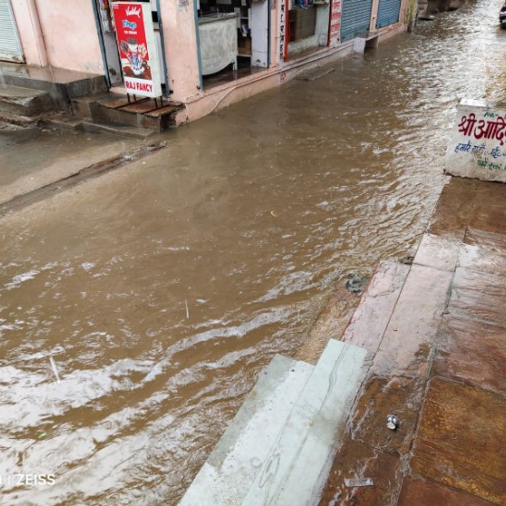 निवाई में 9 घंटे में 125 MM बारिश बारिश:सड़कें दरिया बन गई, आवागमन प्रभावित, बीसलपुर बांध का जलस्तर स्थिर
