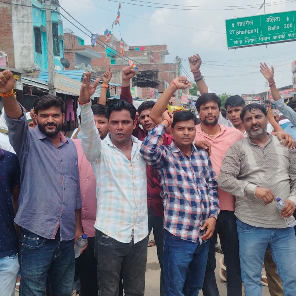 सोशल मीडिया पर ब्राह्मण समाज के खिलाफ अभद्र टिप्पणी:सुल्तानपुर में युवकों ने किया सूरापुर चौक जाम, 3 के खिलाफ मुकदमा दर्ज
