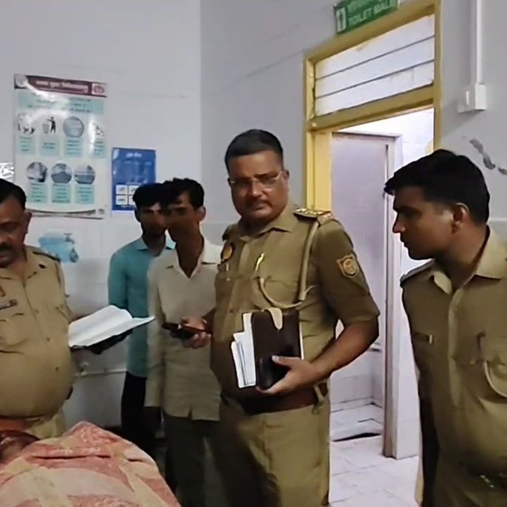 पीलीभीत में सांड से टकराई बाइक:बरेली के युवक की मौत, दंपति घायल; इलाज जारी