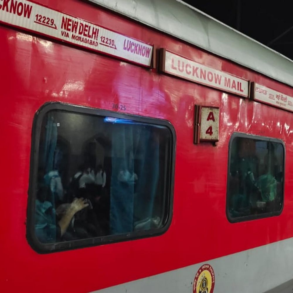 लखनऊ मेल में तकनीकी खराबी से एसी फेल:यात्रियों ने जागते हुए काटी रात