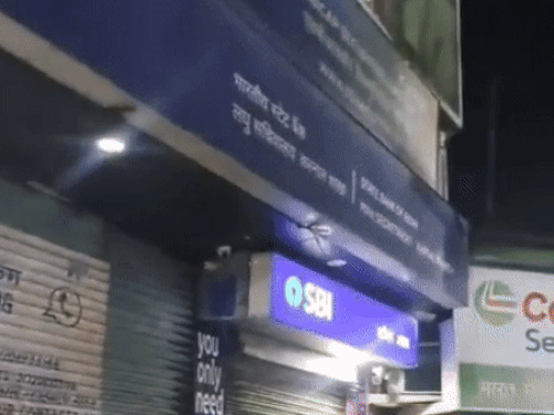करनाल में रात को SBI बैंक का बजा सायरन:लोगों ने समझा चोरी; पुलिस पहुंची मौके पर, बैंक था पूरी तरह बंद