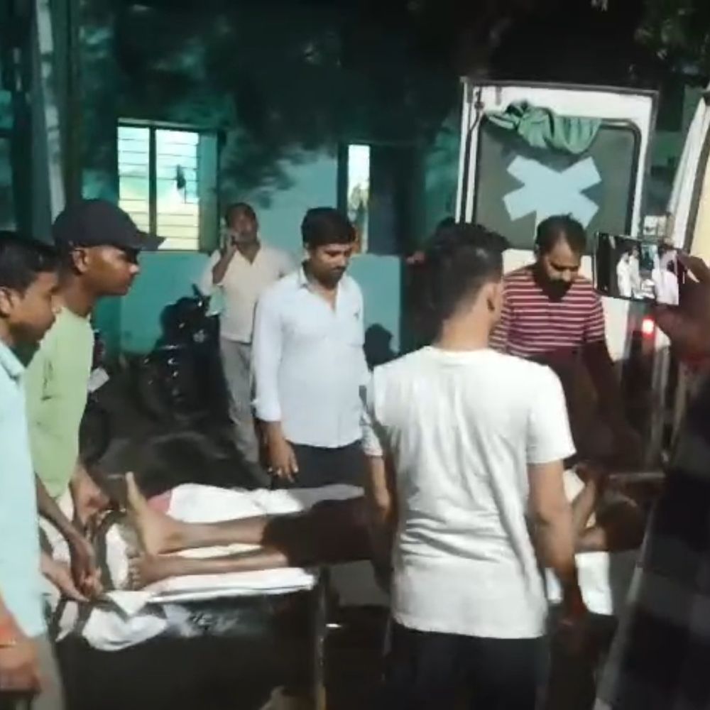 बस ने बाइक को मारी टक्कर, 2 घायल:जमुई स्टेशन छोड़ने जा रहा था दोस्त को, एक की हालत गंभीर
