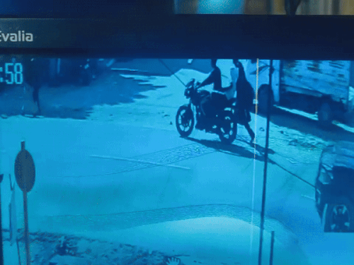 गोरखपुर में शराब की दुकान में चोरी-VIDEO:दो चोरों ने एक लाख कैश और शराब की बोतलें चुराई, CCTV में कैद हुई वारदात
