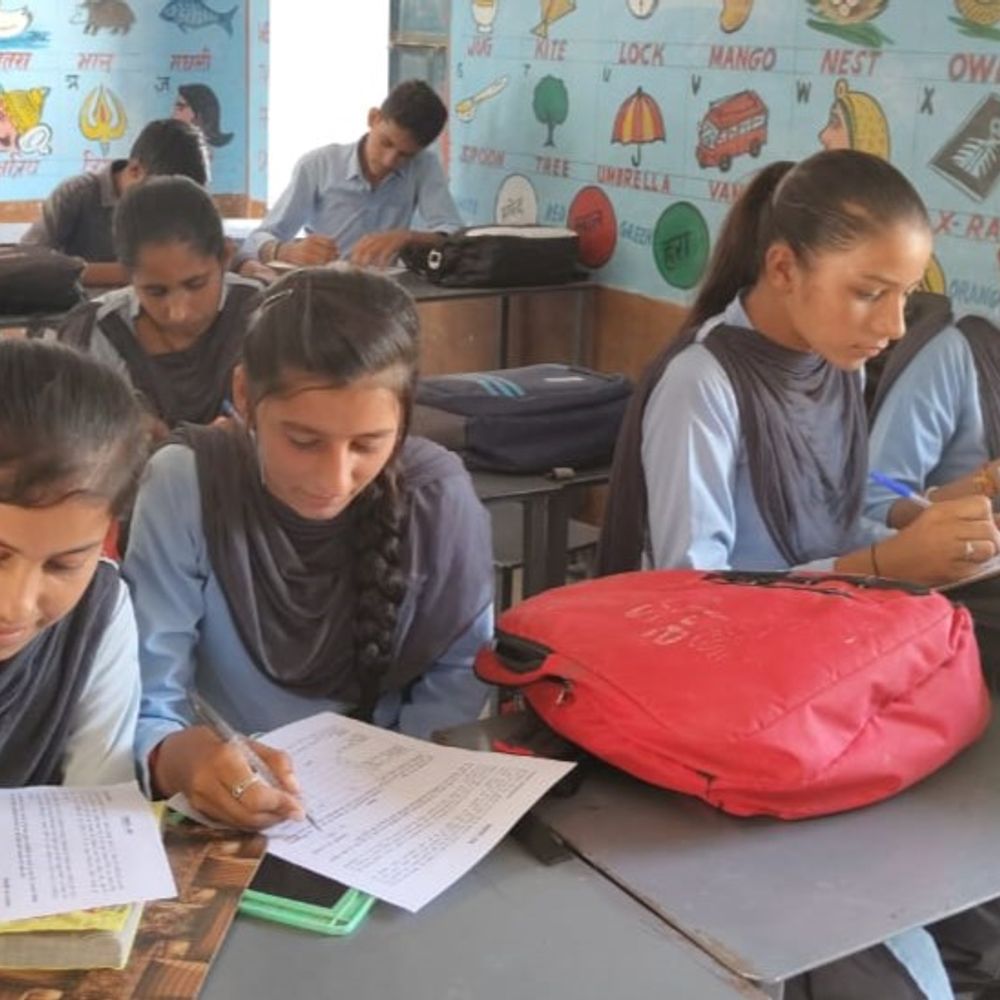 स्कूल एडमिशन के लिए स्टूडेंट्स परेशान:राज्य के कई जिलों में स्कूलें बंद है लेकिन एडमिशन की लास्ट डेट 31 जुलाई