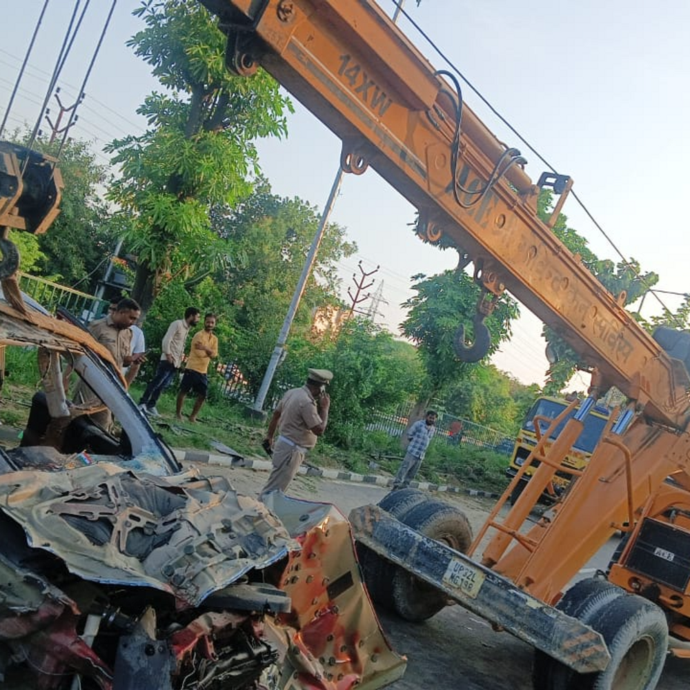 कार डिवाइडर से टकरा कर पलटी, दो दोस्तों की मौत:लखनऊ में पार्टी कर महोबा लौट रहे थे, लुलु मॉल के पास हुआ हादसा