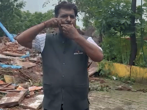 रिपोर्टर के मुंह पर टेप, निशब्द करता VIDEO देखिए:7 बच्चों की मौत पर मौन जिम्मेदारों से आज कोई सवाल नहीं