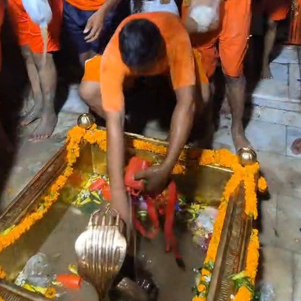 महाहर धाम में उमड़ा श्रद्धा का सैलाब:कांवरियों ने किया जलाभिषेक, आधी रात से लगी रहीं लंबी कतारें