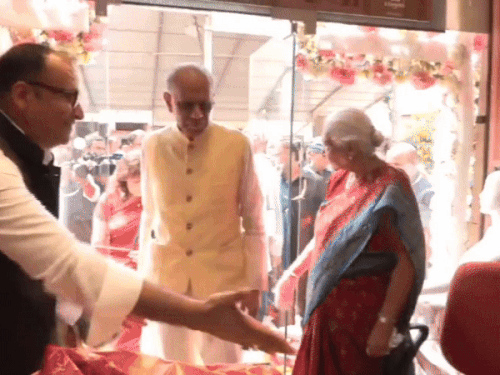 तस्वीरों में देखें मारीशस के प्रधानमंत्री का काशी दौरा:मंत्रीमंडल के साथ बाबा विश्वनाथ का किया दर्शन,अंतरराष्ट्रीय रूपे कार्ड से की साड़ी की खरीदारी