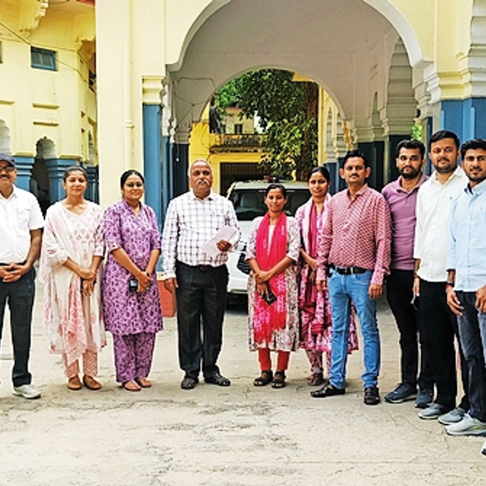 5 कनिष्ठ लेखाकारों की सेवाएं बहाल करने के लिए सौंपा ज्ञापन