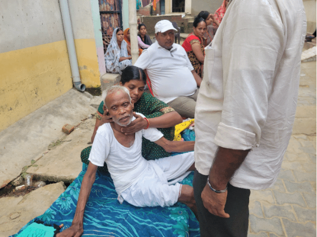 आजमगढ़ में गुस्से में मृतक लोको पायलट का परिवार:बिगड़ रही पिता की हालत, 24 घंटे बीत जाने के बाद भी नहीं हुई आरोपियों की गिरफ्तारी