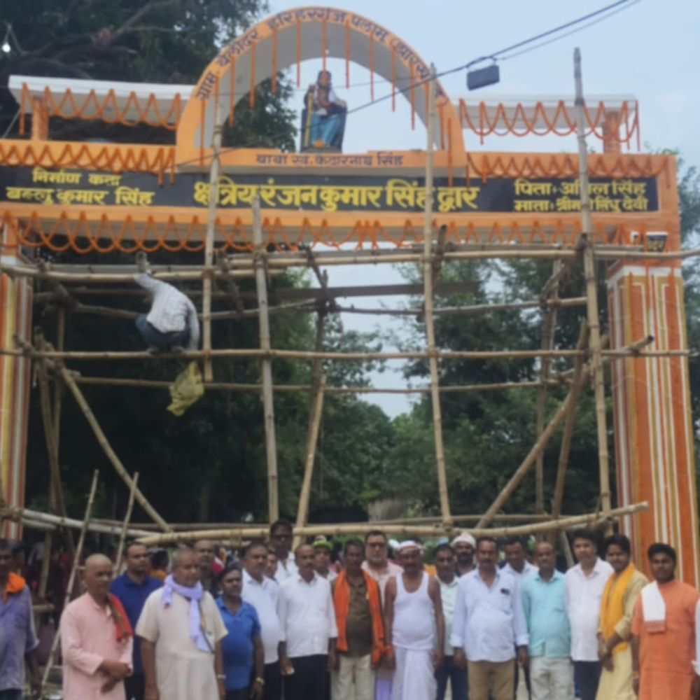 जर्जर सड़क की मरम्मत के लिए श्रमदान