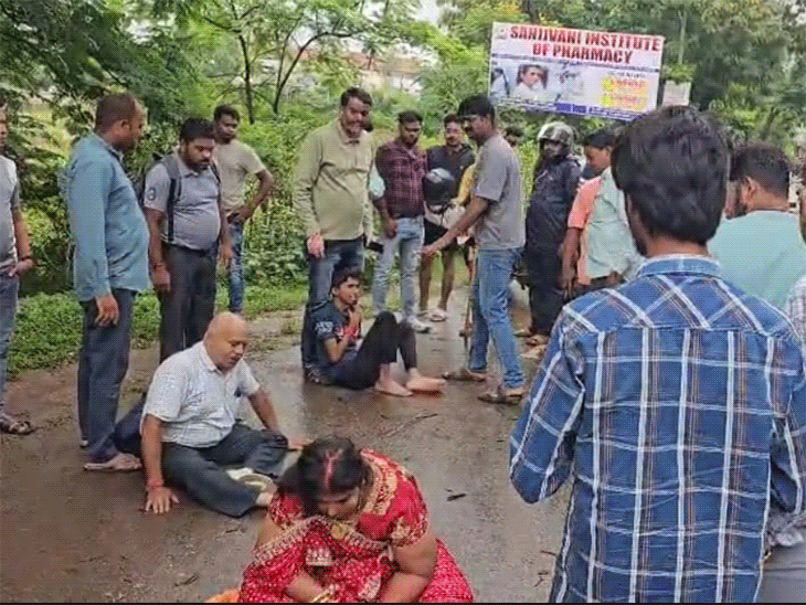 बिलासपुर में कार पेड़ से टकराई, पत्नी की मौत:सड़क पर बैठे मवेशियों को बचाने के चक्कर में हादसा, पति समेत 3 घायल