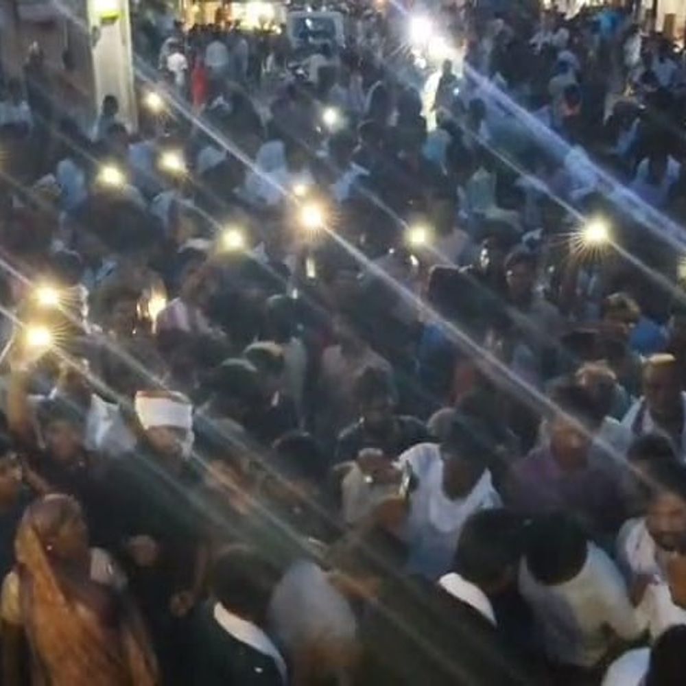 आजमगढ़ में गुस्साए परिजनों ने सड़क जामकर किया प्रदर्शन:SP ग्रामीण ने 24 घंटे में आरोपियों की गिरफ्तारी का दिया लिखित आश्वासन, आरोपियों पर कड़ी कार्रवाई की मांग