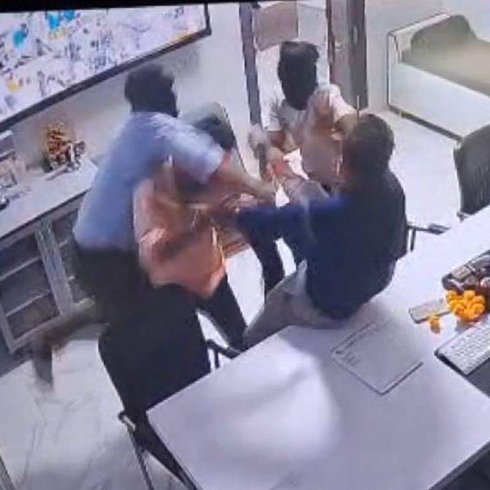 हॉस्पिटल में घुसकर डॉक्टर पर जानलेवा हमला, VIDEO:झांसी में 13 नकाबपोश बदमाशों ने 6 सेकेंड में 11 थप्पड़ जड़े, तोड़फोड़ की