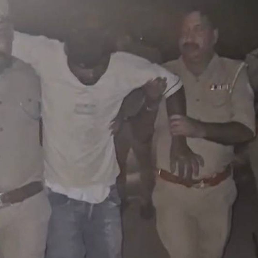 झांसी में चोरी करने वाले बदमाश का एनकाउंटर:पैर में गोली लगी, साथी ने सरेंडर किया, 5 लाख का चोरी का माल बरामद