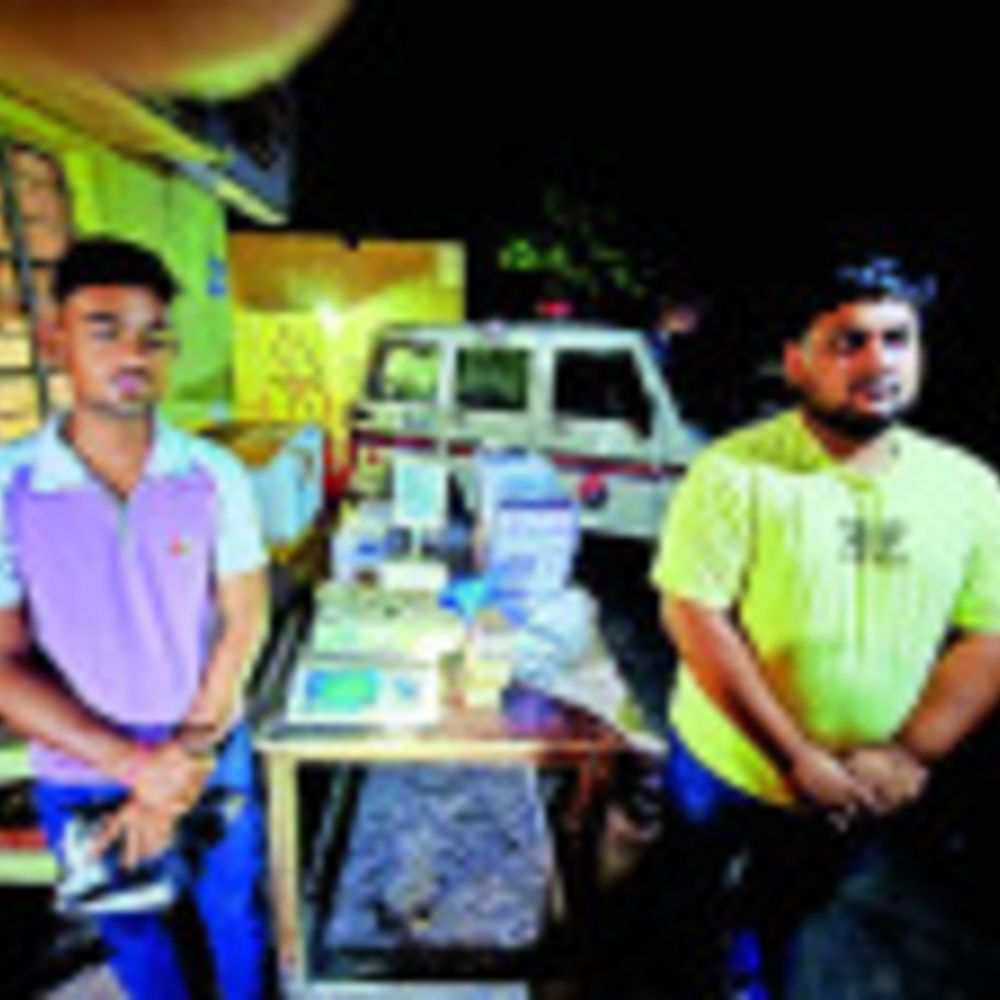 नाकाबंदी के दौरान लखनपुर पुलिस की कार्रवाई:गाड़ी से करीब 40 किलो चांदी के जेवर और 20 लाख नकदी बरामद