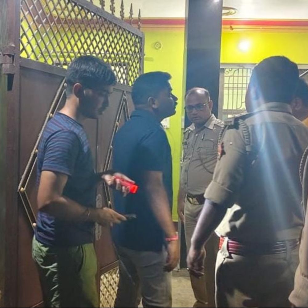 वाराणसी के रामनगर के जिम में दबंगों ने चलाई गोलियां:डंबल उठाने को लेकर विवाद के बाद लहराए हथियार, 6 राउंड फायरिंग के बाद भागे हमलावर