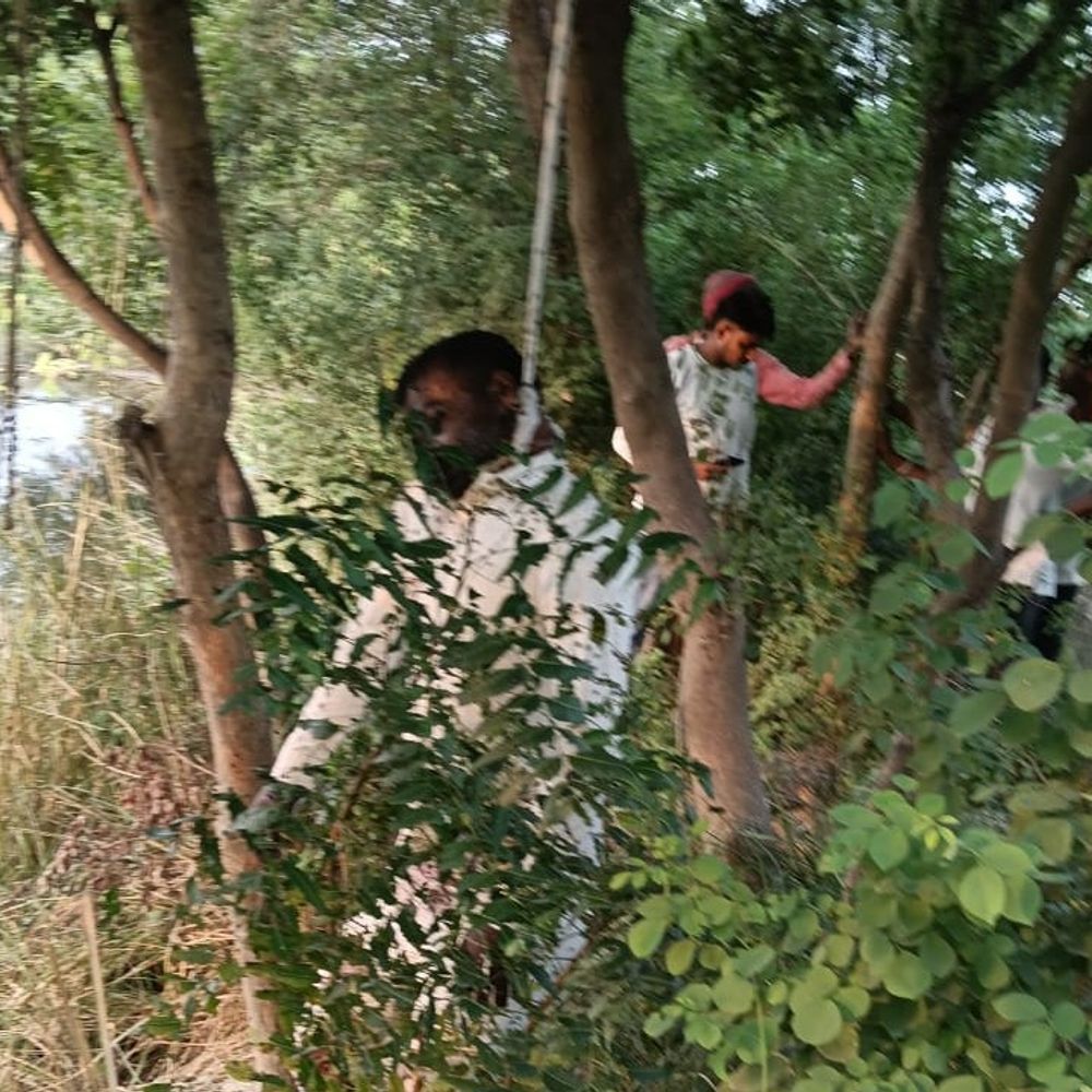 मल्लावां में छेड़छाड़ के आरोपी युवक का शव मिला:परिजनों ने हत्या का आरोप लगाया, मृतक की जेब में मिला लिखा हुआ सफेद पर्चा