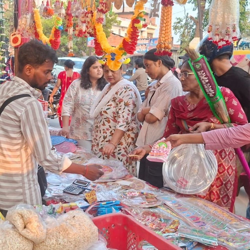 अंबेडकर नगर में धनतेरस पर रिकॉर्ड कारोबार:50 करोड़ से अधिक का हुआ व्यापार, ऑटोमोबाइल में 25 करोड़ की बिक्री