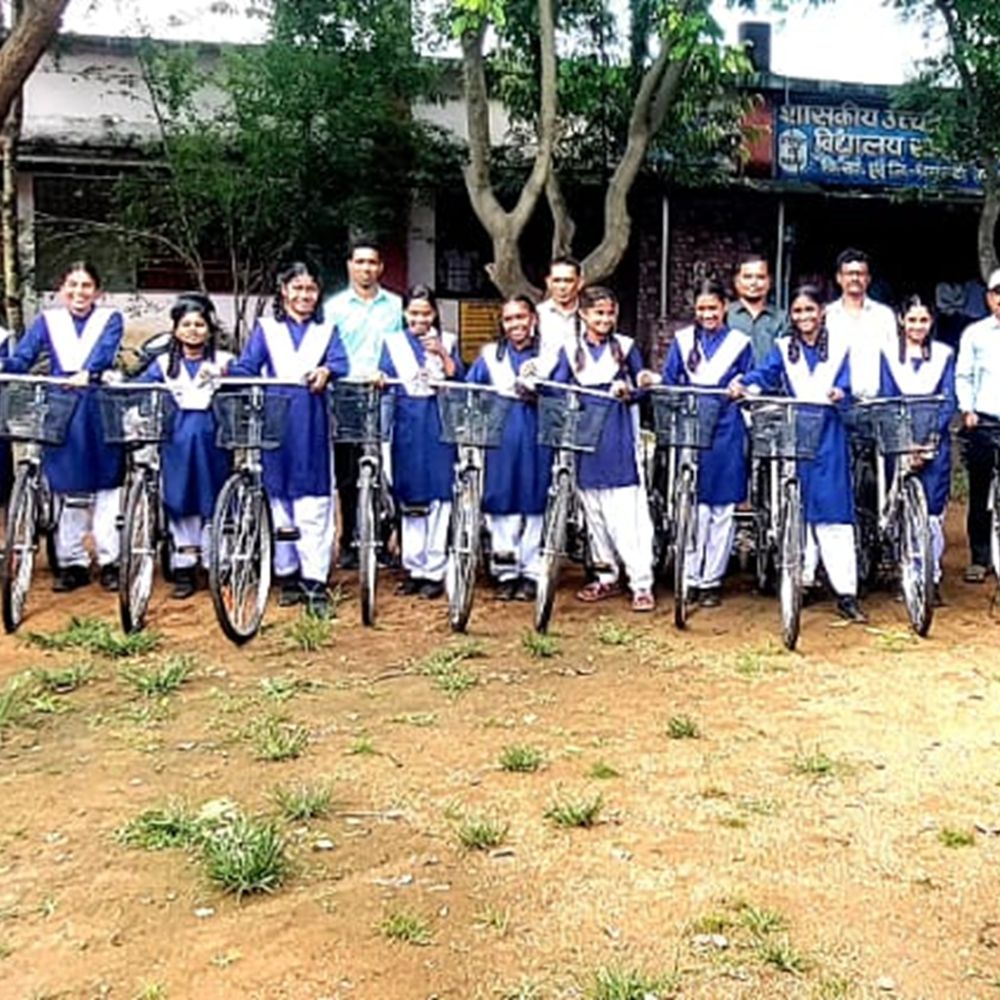 29 छात्राओं को साइकिल वितरण किया