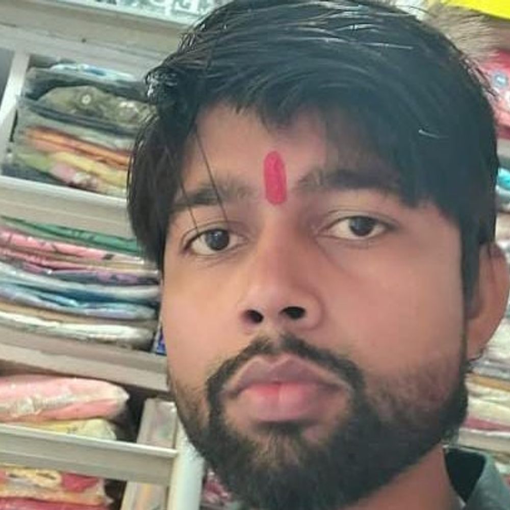 मधेपुरा में कपड़ा दुकानदार के सिर में गोली मारकर हत्या:पड़ोसी दुकानदार ने छोटे भाई पर भी ताना पिस्तौल, स्थानीय लोगों ने बचाया