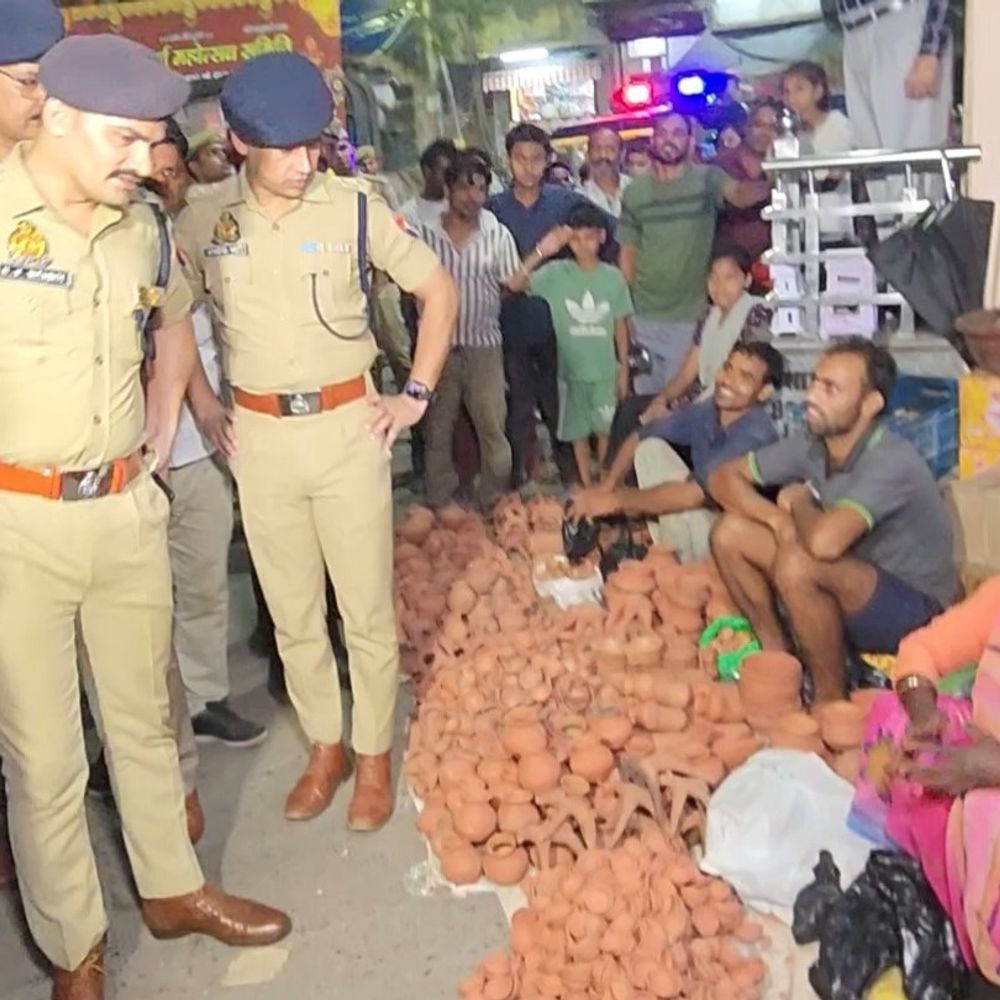 संभल एसपी ने फोर्स के साथ किया फ्लैग मार्च:व्यापारियों, दिए विक्रेताओं से संवाद; महिला बोली- यहीं ग्राहक आते हैं, कोई परेशान नहीं करता