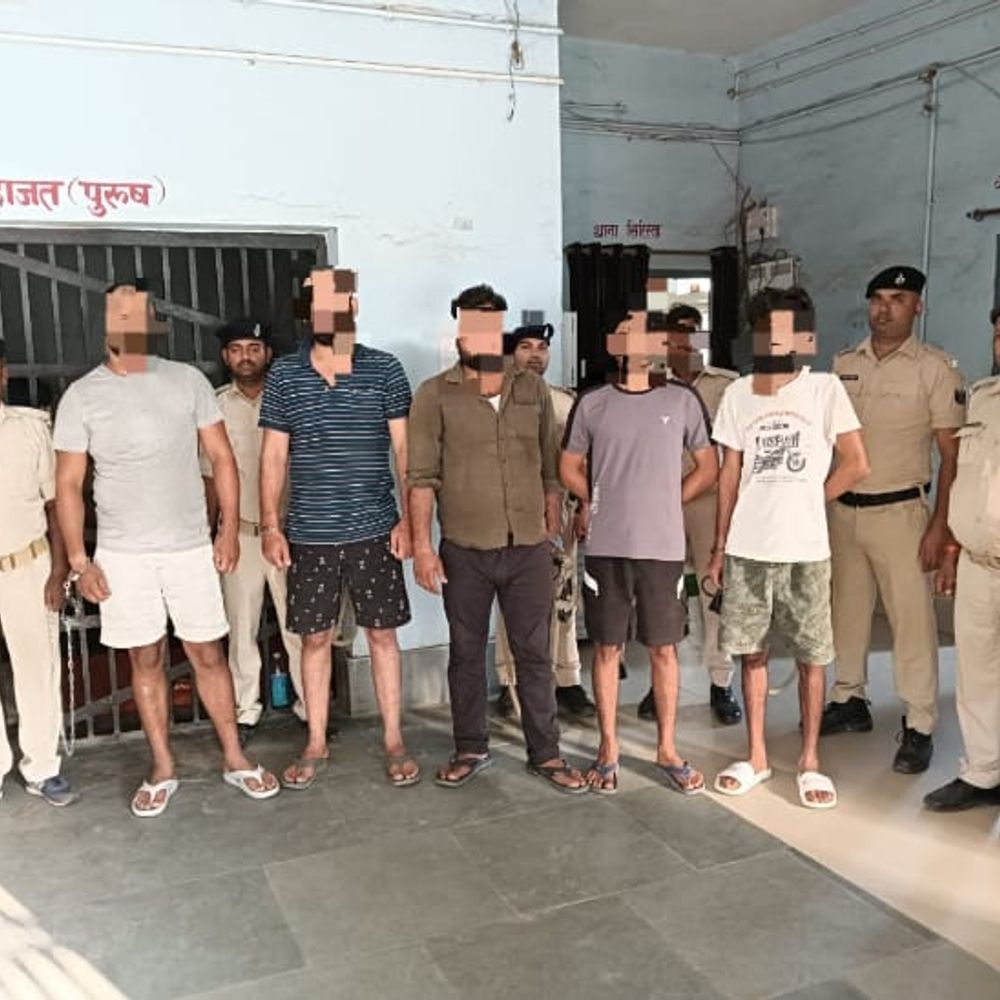 पूर्णिया में हथियार के साथ 5 बदमाश गिरफ्तार:देसी कट्‌टा और 2 जिंदा कारतूस बरामद; गुप्त सूचना के आधार पर पुलिस ने की छापेमारी