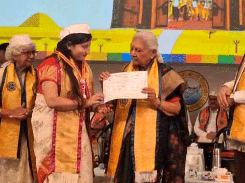 ‘हमें अपनी संस्कृति फॉलो करके बढ़ना होगा आगे, वेस्टर्न नहीं’:राज्यपाल के बयान से सहमत दिखीं विद्यापीठ की गोल्ड मेडलिस्ट, बोलीं- लिवइन नहीं एजुकेशन चुने