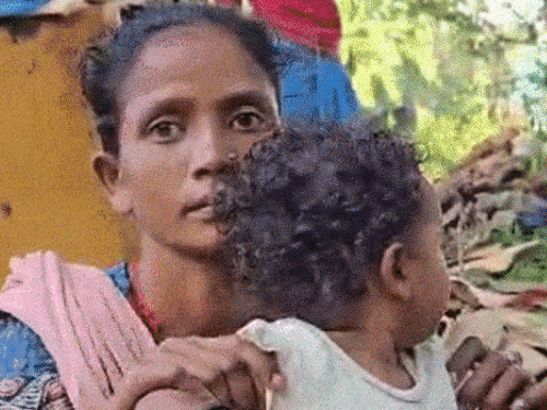 जगदलपुर में दिवाली से पहले उजड़ी बस्ती…रेलवे ने 32-घर तोड़े:महिलाएं बोलीं-खाने को दाना नहीं, बेटी की शादी के पैसे-राशन सब मलबे में दब गया