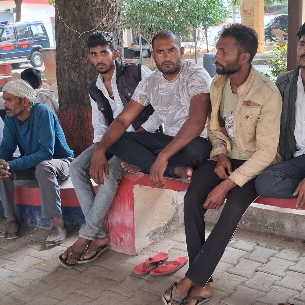 पेड़ से गिरे किसान की तार में फंसकर मौत:बबीना के रक्सा में बकरियों के लिए पत्तियां काटते समय हुआ हादसा