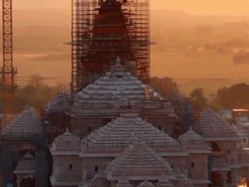 राममंदिर के शिखर पर फहराएगा केसरिया रंग का ध्वज:धर्मध्वजा 22 फीट लंबा, 11 फीट चौड़ाई होगी, सूर्य और ऊं के साथ कोविदार वृक्ष अंकित रहेगा