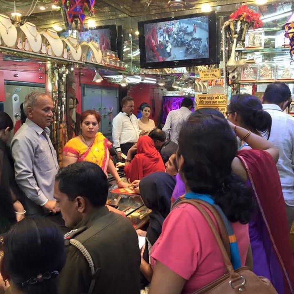 सोनीपत में ज्वैलर्स शोरूम से सोने की चैन चोरी:लगभग 5 लाख की कीमत; सीसीटीवी किए जा रहे चैक